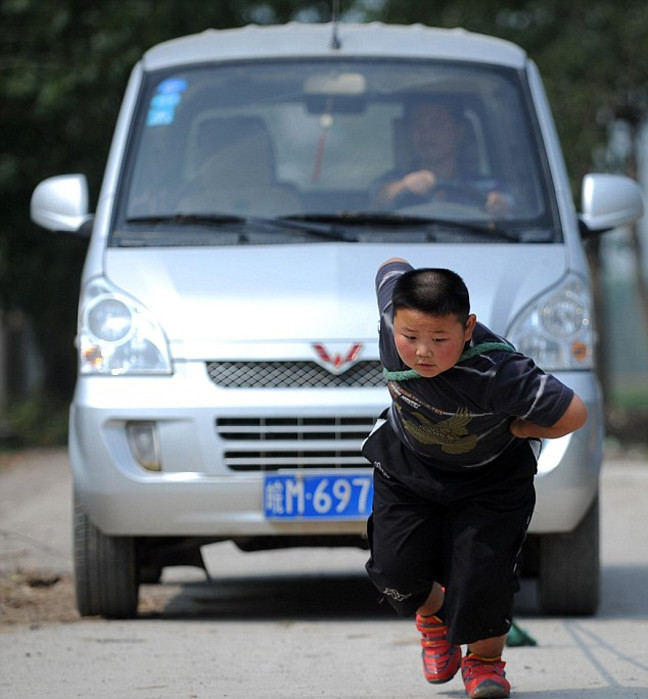 Ο 7χρονος... Ηρακλής που σέρνει μόνος του ολόκληρο αυτοκίνητο (pics)
