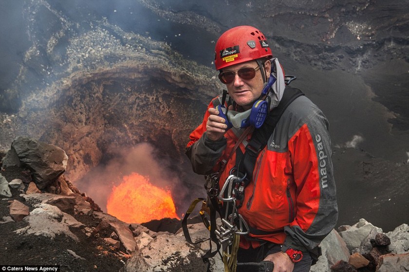 Εντυπωσιακές εικόνες: Βρέθηκε σε 30 μέτρα απόσταση από το ηφαίστειο