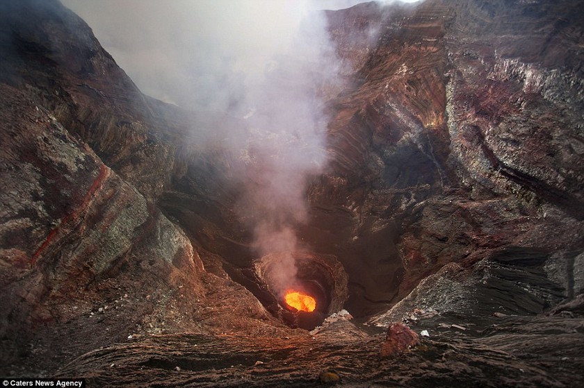 Εντυπωσιακές εικόνες: Βρέθηκε σε 30 μέτρα απόσταση από το ηφαίστειο