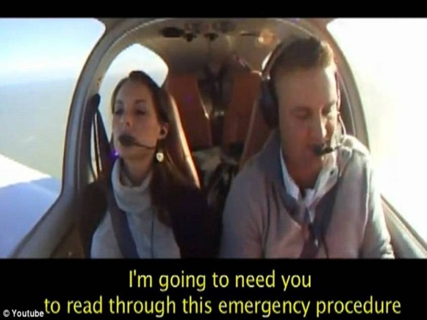 Βίντεο: Της έκανε πρόταση γάμου την ώρα που έπεφτε το αεροπλάνο!
