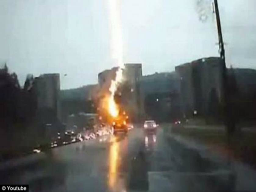 Απίστευτο βίντεο: Κεραυνός χτυπάει αυτοκίνητο