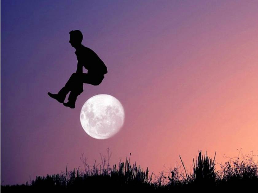 Απίθανες φωτογραφίες: Πηδώντας πάνω από το φεγγάρι!