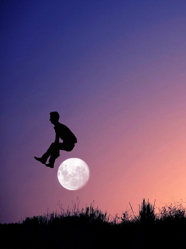 Απίθανες φωτογραφίες: Πηδώντας πάνω από το φεγγάρι!