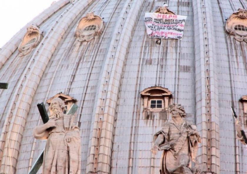 Βίντεο: Ιταλός ανέβηκε στον Άγιο Πέτρο για διαμαρτυρία
