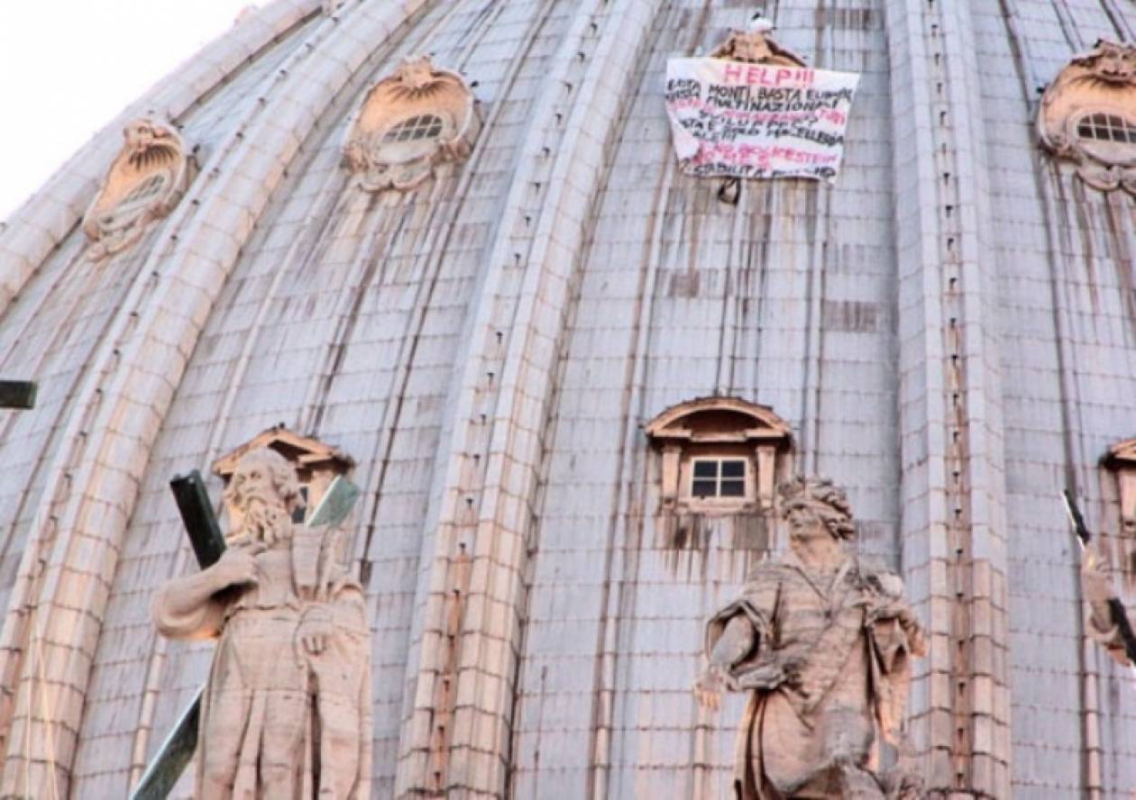 Βίντεο: Ιταλός ανέβηκε στον Άγιο Πέτρο για διαμαρτυρία
