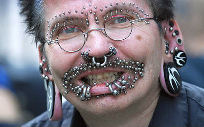 Ο άντρας με τα περισσότερα σκουλαρίκια! (pics)