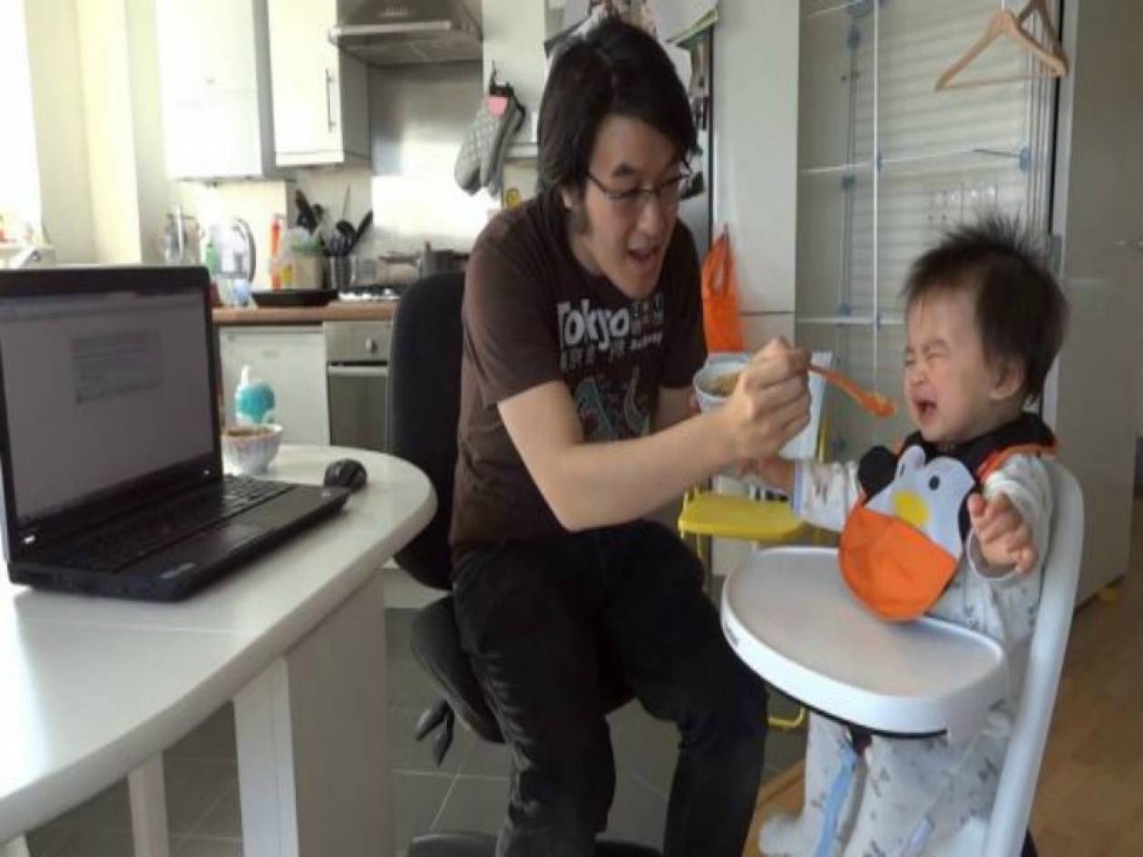 Βίντεο: Το μωρό που τρώει μόνο όταν βλέπει το Gangnam Style!