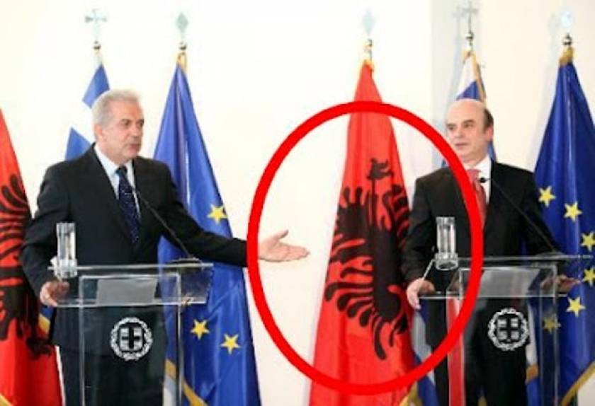 Συγνώμη του ελληνικού Υπ.Εξ. στην Αλβανία για την …ανάποδη σημαία