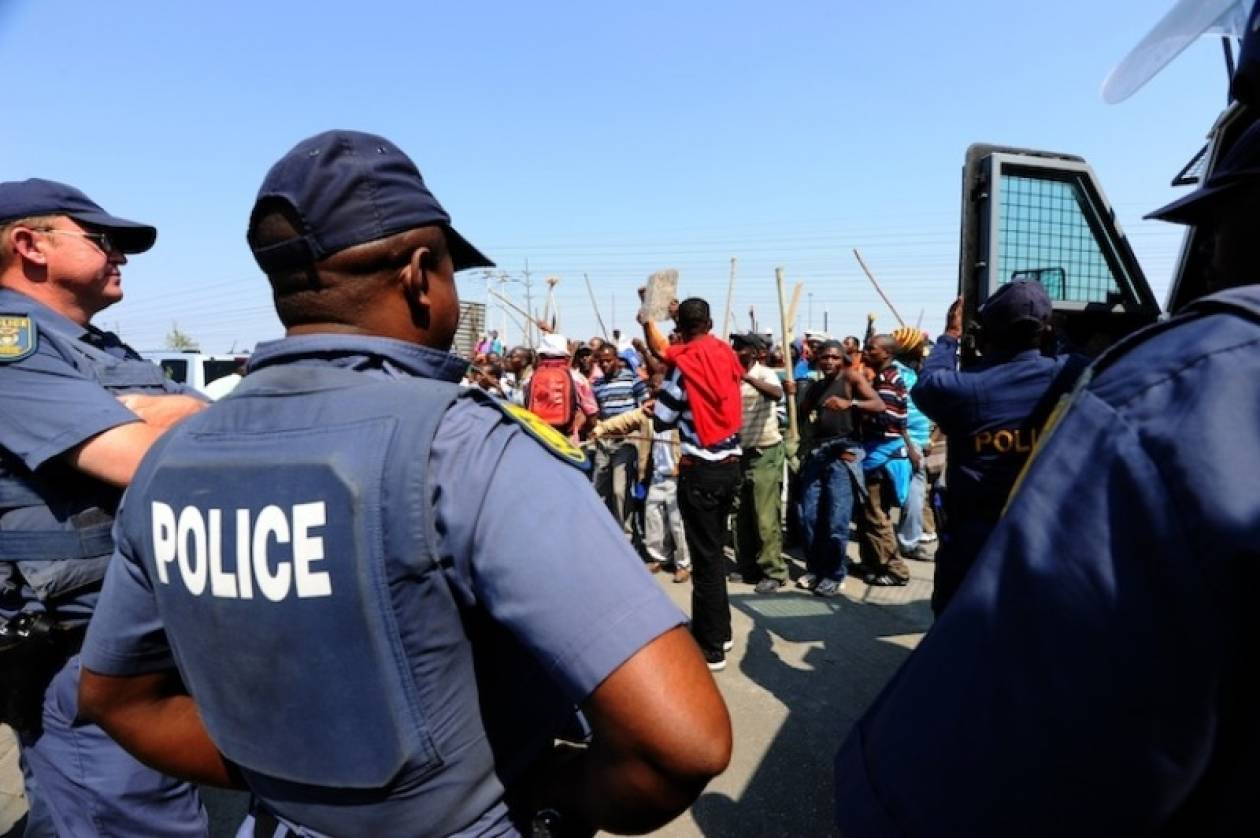 Ν. Αφρική: Νέος θάνατος απεργού από πυρά της αστυνομίας