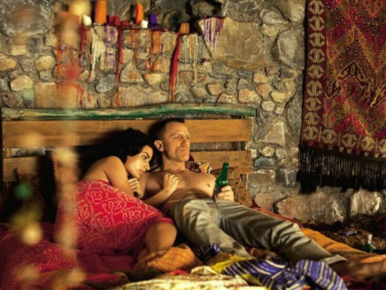 Ελληνίδα ηθοποιός στο κρεβάτι με τον Daniel Craig