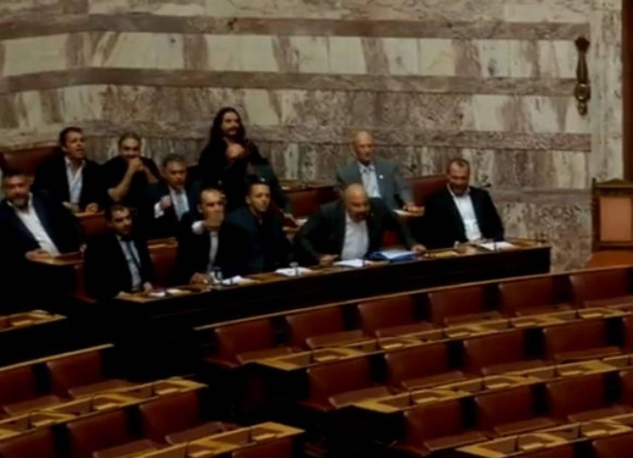 Βίντεο: Ένταση στη Βουλή από βουλευτές της Χρυσής Αυγής