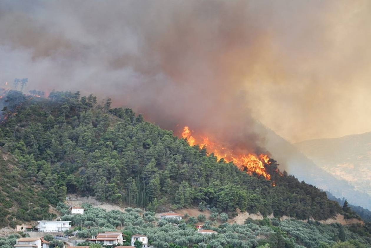 Μαίνεται η πυρκαγιά στον Κιθαιρώνα