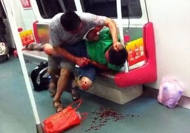 Εικόνες-σοκ: Του επιτέθηκε δαγκώνοντάς τον για μια θέση στο μετρό!
