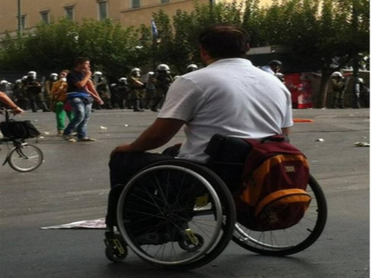 Η φώτο που σαρώνει: Ο ανάπηρος διαδηλωτής απέναντι στα ΜΑΤ