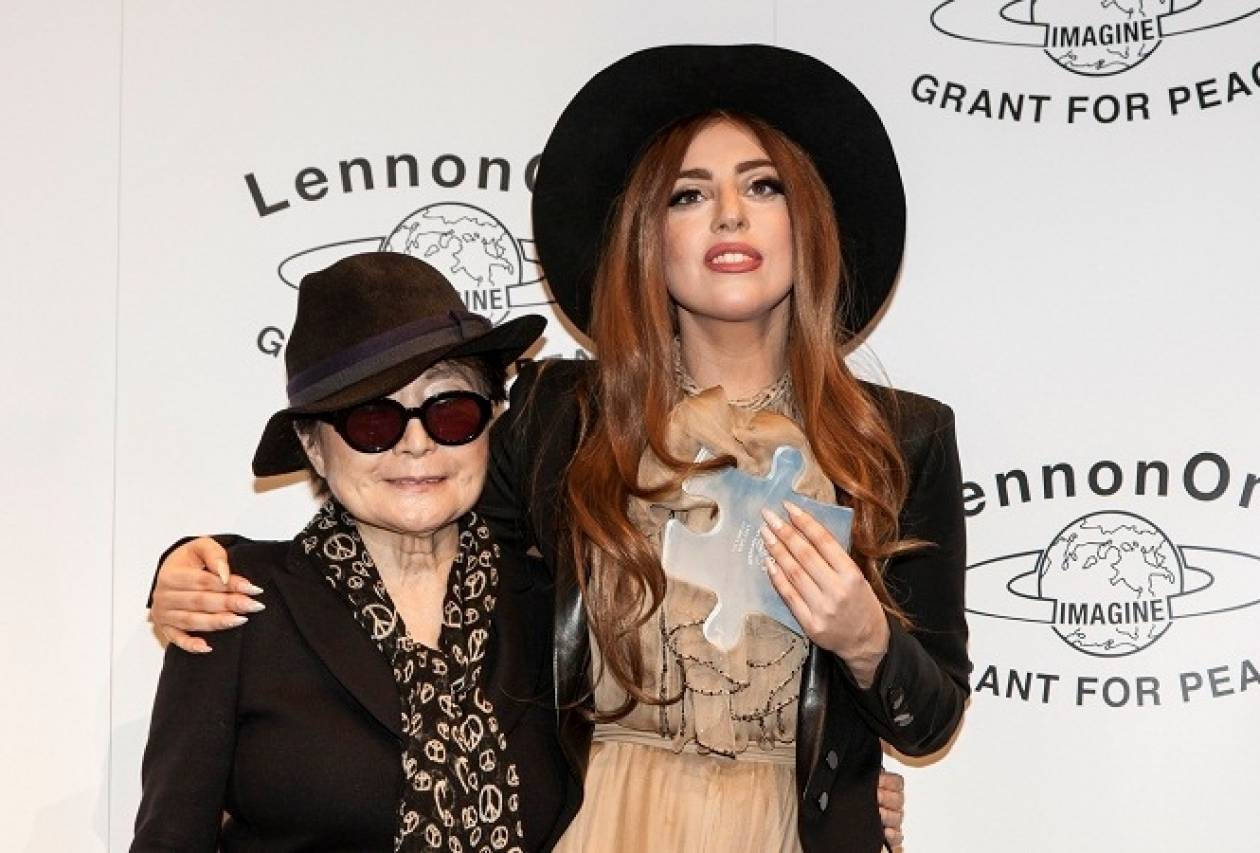 Βίντεο: Η Yoko Ono έδωσε βραβείο ειρήνης στη Lady Gaga