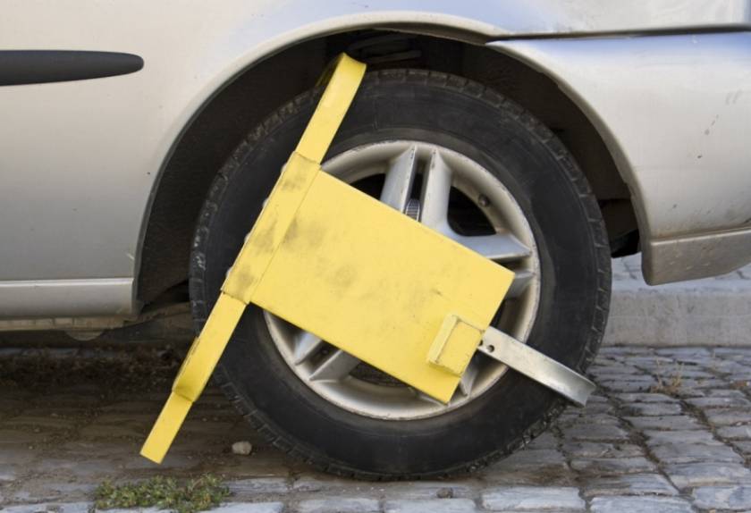 Θεσσαλονίκη: «Δαγκάνες» στα αυτοκίνητα που παρκάρουν παράνομα