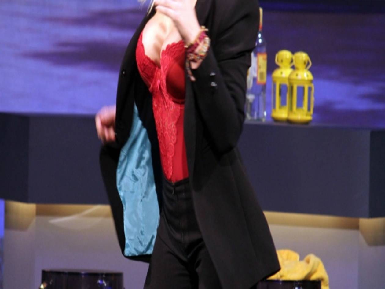 Ελληνίδα ηθοποιός... πρόταξε το μπούστο της στη σκηνή! (pics)