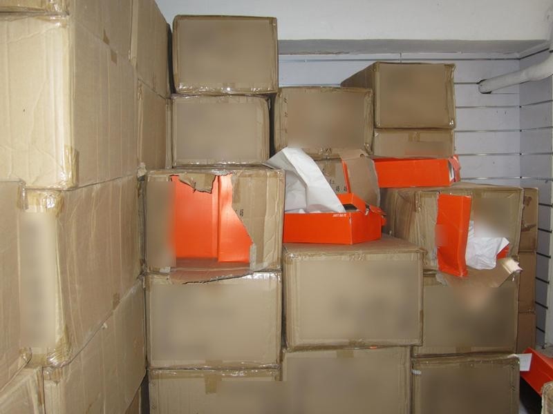 Πάνω από 30.000 ζευγάρια «μαϊμού» παπούτσια στην αποθήκη στο Κέντρο