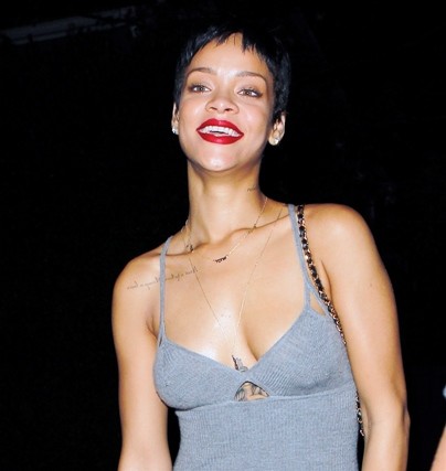 Η Rihanna δεν αντέχει τα... σουτιέν! (pics)