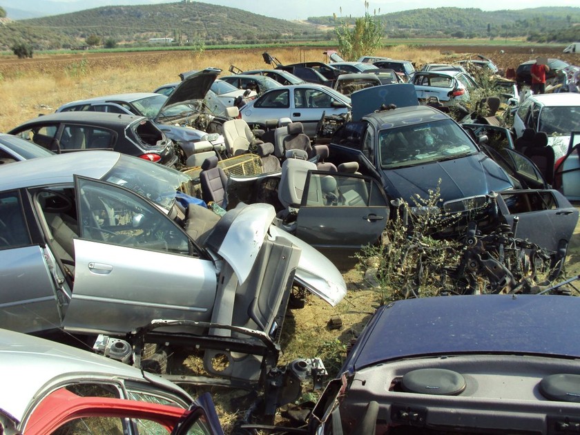 Ψαχνά Ευβοίας: Εντοπίστηκε μάντρα με κλεμμένα αυτοκίνητα (pics)