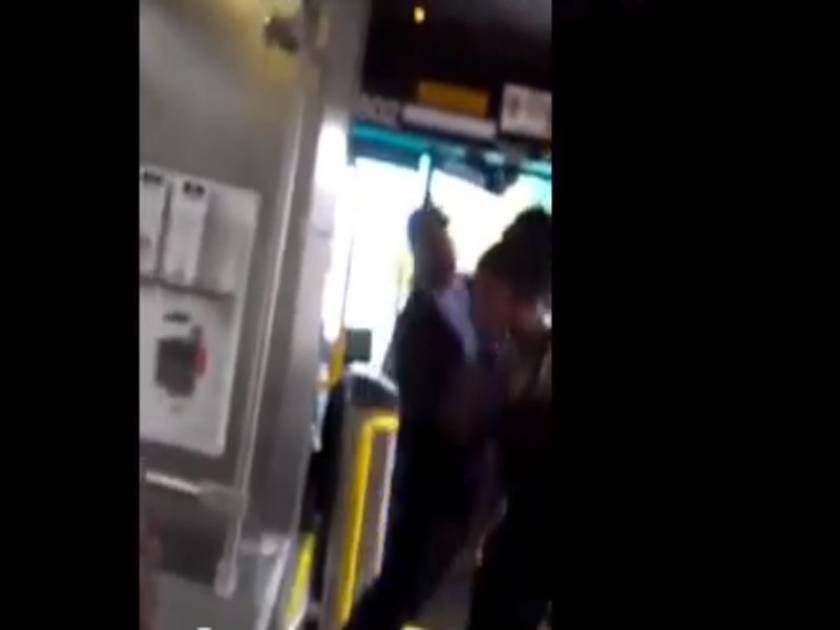 Βίντεο-σοκ: Οδηγός λεωφορείου γρονθοκόπησε γυναίκα και την πέταξε έξω!