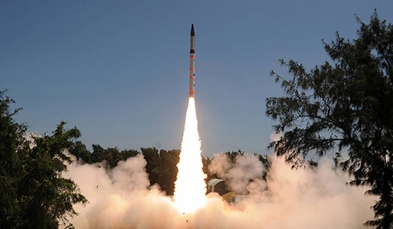 H Iνδία θα αγοράσει από τη Ρωσία οβίδες και πυραύλους
