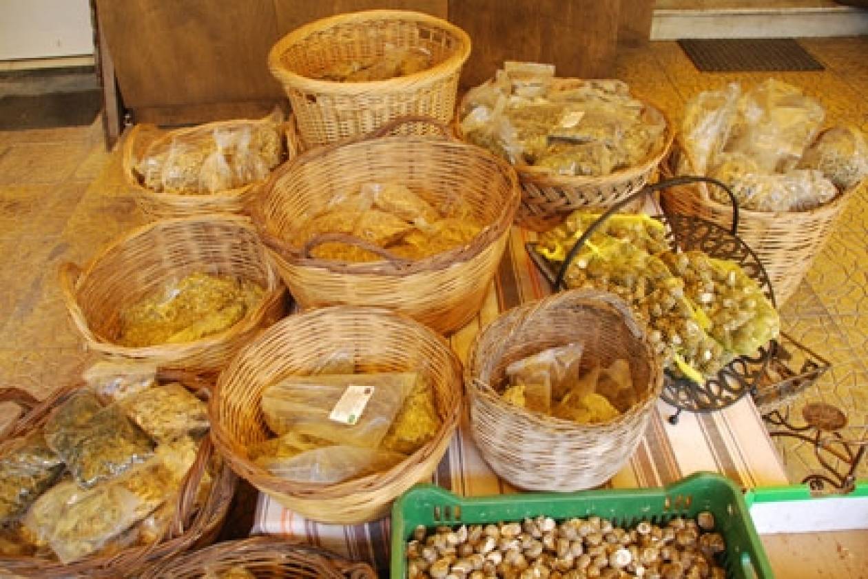 Αγρότες φτιάχνουν καλλυντικά από λάδι, μέλι, δίκταμο