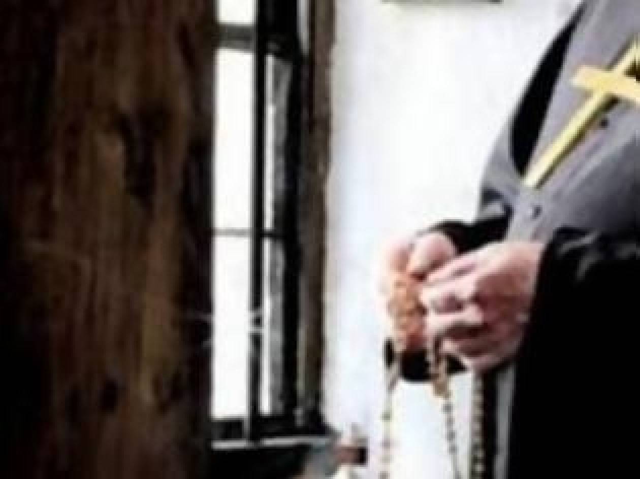 Καθηρημένος παπάς παριστάνει τον ορθόδοξο αρχιεπίσκοπο στην Αλβανία!