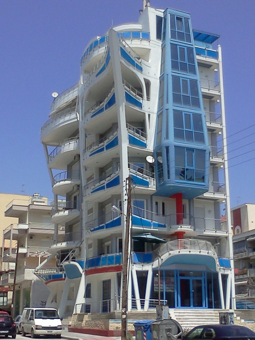 Η πιο περίεργη πολυκατοικία στη Θεσσαλονίκη! (pics)