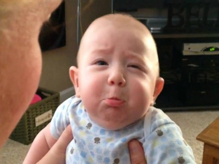 Βίντεο: Το μωρό που αντιπαθεί τα νιαουρίσματα!