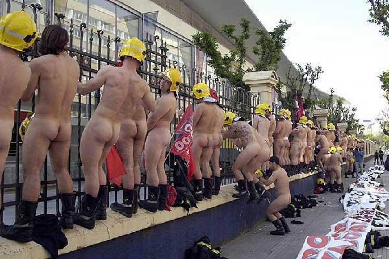 Ισπανοί πυροσβέστες διαμαρτύρονται χωρίς στολή!