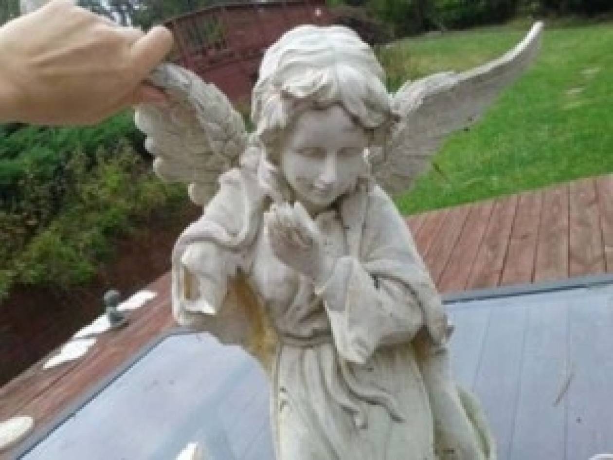 Βρέθηκε άγαλμα αγγέλου με φιγούρα... έκπληξη