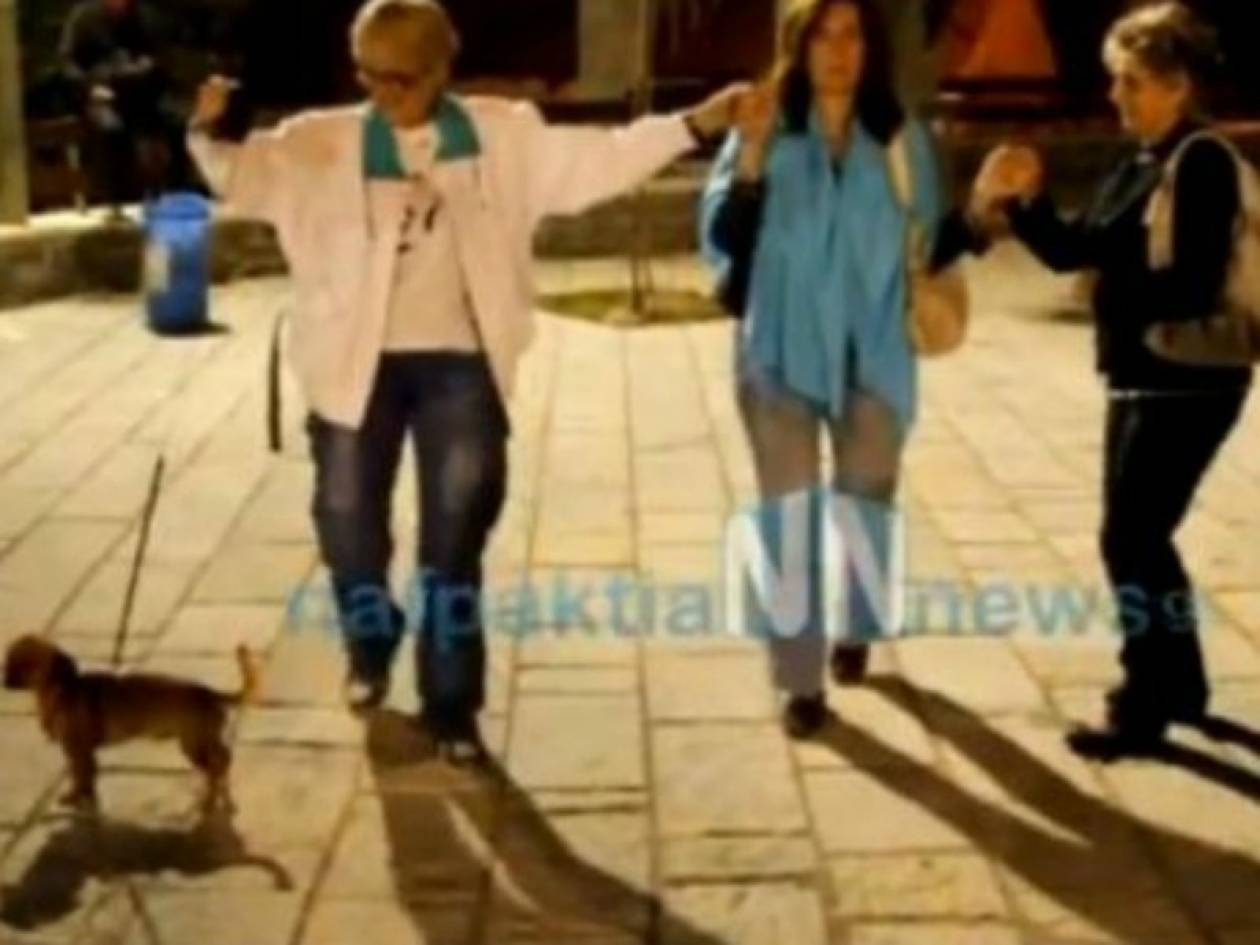 Απίστευτο βίντεο: Σκύλος χορεύει... τσάμικο στη Ναύπακτο!