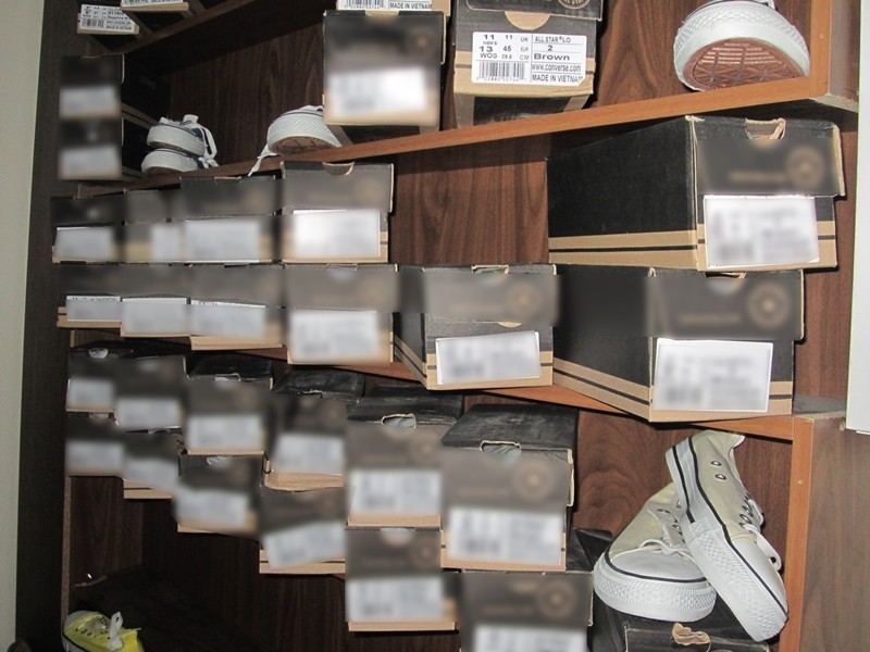 Αποθήκη στην Ομόνοια με 2.000 ζευγάρια «μαϊμού» παπούτσια (pics-video)
