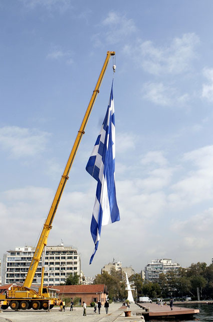 Η μεγαλύτερη ελληνική σημαία κυματίζει στο λιμάνι της Θεσσαλονίκης