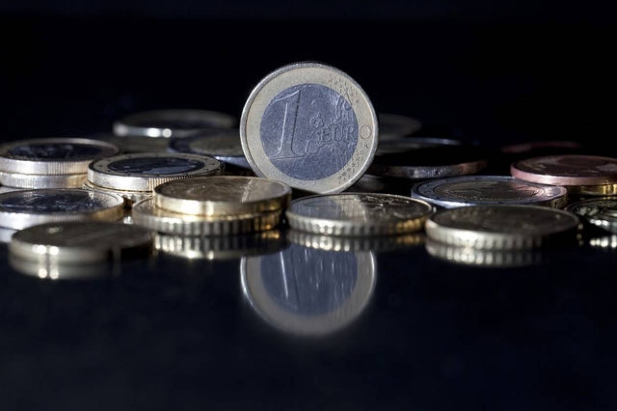 Το ευρώ με οριακή πτώση 0,06% διαμορφώνεται στα 1,2934 δολάρια