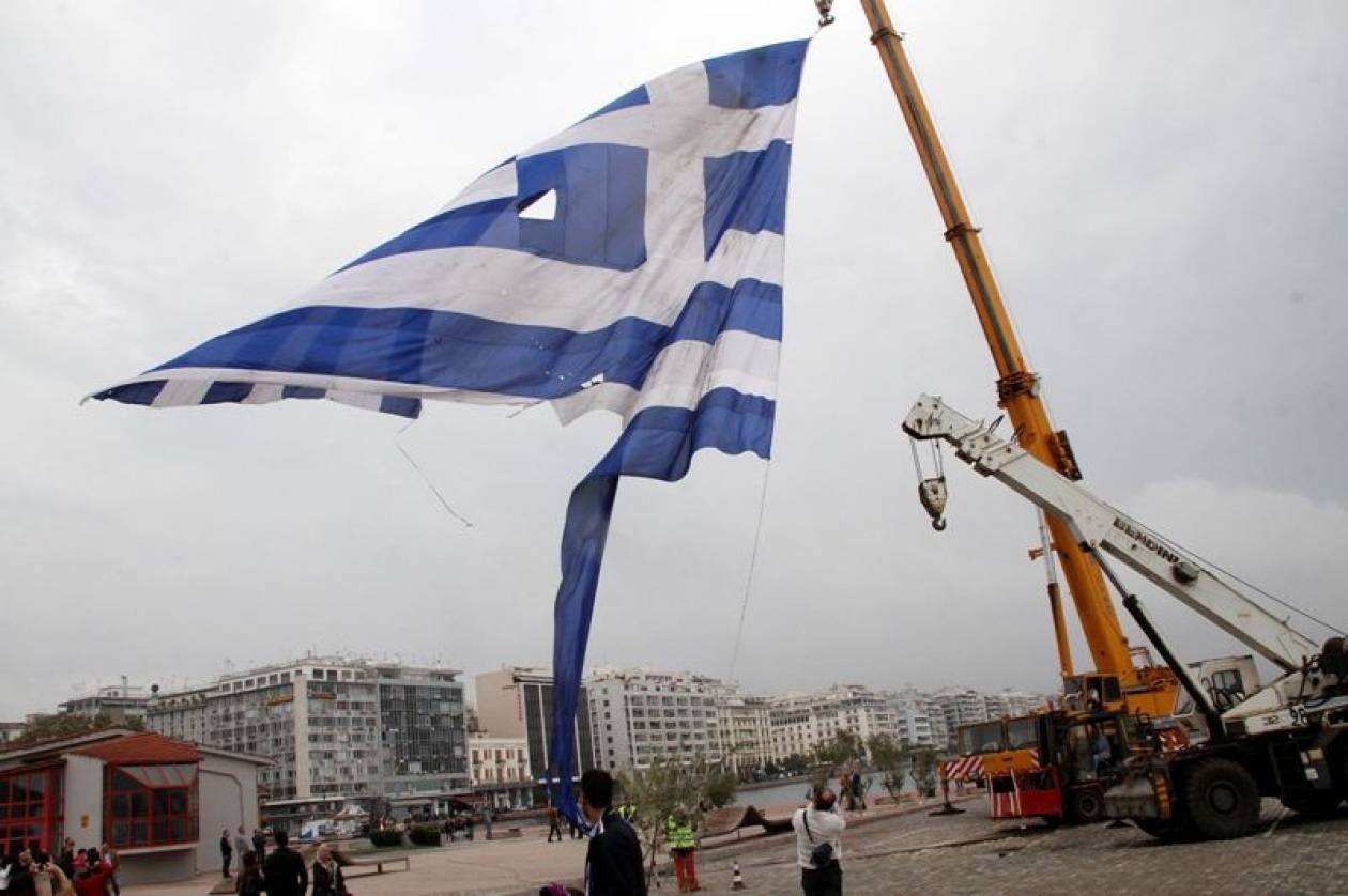 Θεσσαλονίκη: Σκίστηκε η μεγαλύτερη ελληνική σημαία!