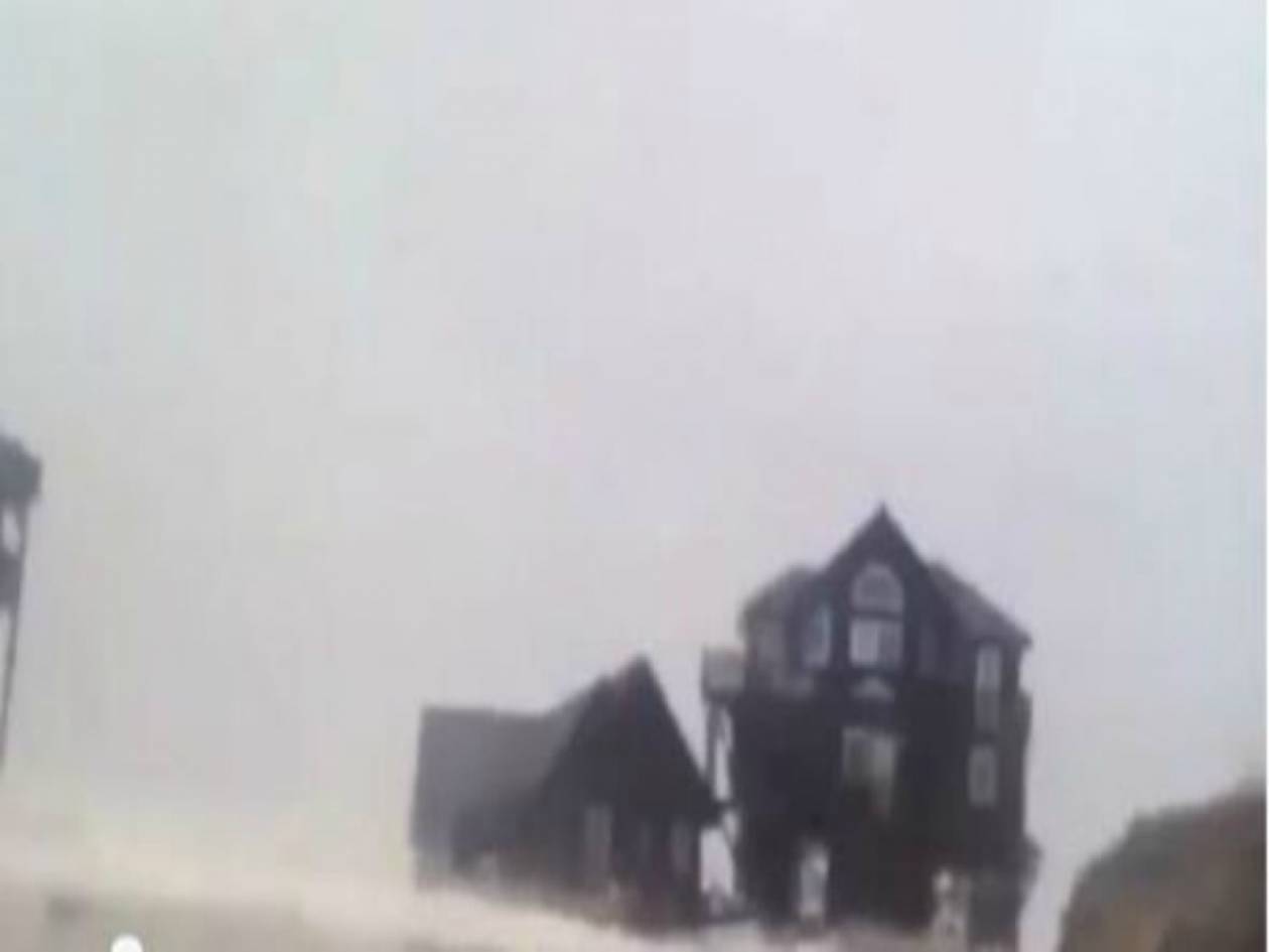 Βίντεο: Ο τυφώνας Σάντυ... καταπίνει ένα σπίτι
