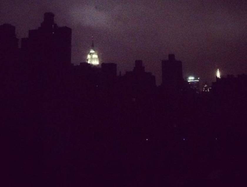 Στο σκοτάδι μεγάλο μέρος της Νέας Υόρκης