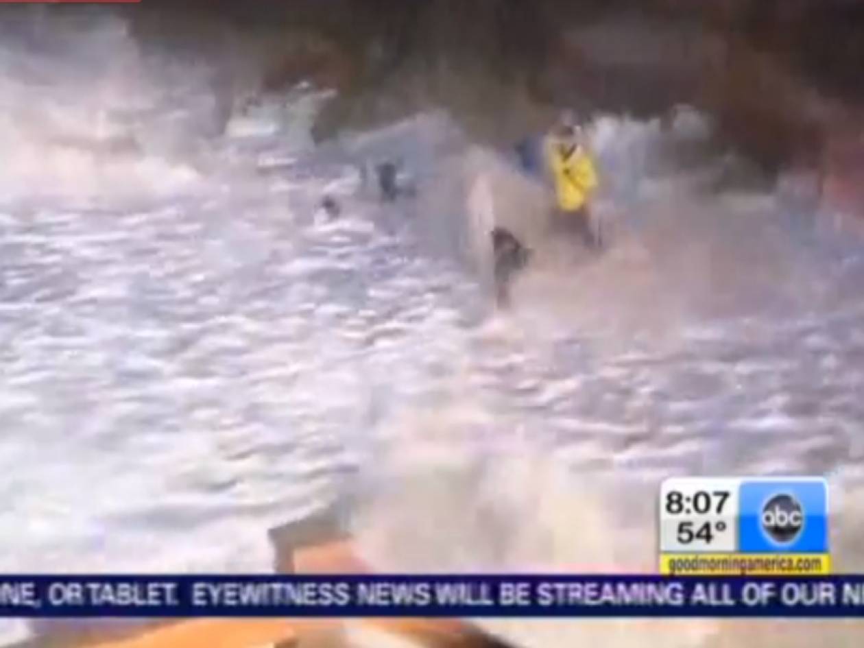 Βίντεο - τυφώνας Σάντι: Ρεπόρτερ εναντίον... κυμάτων!