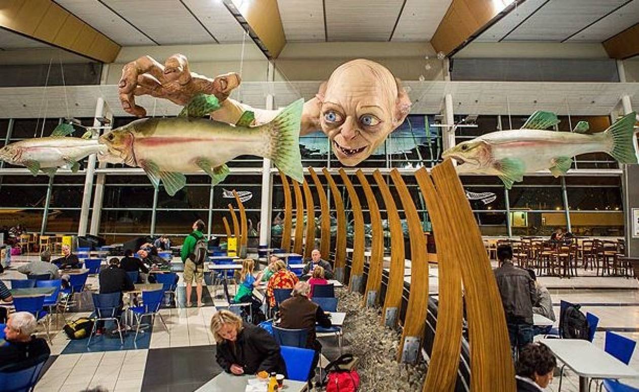 Ένα τεράστιο Gollum «εισέβαλε» στο αεροδρόμιο