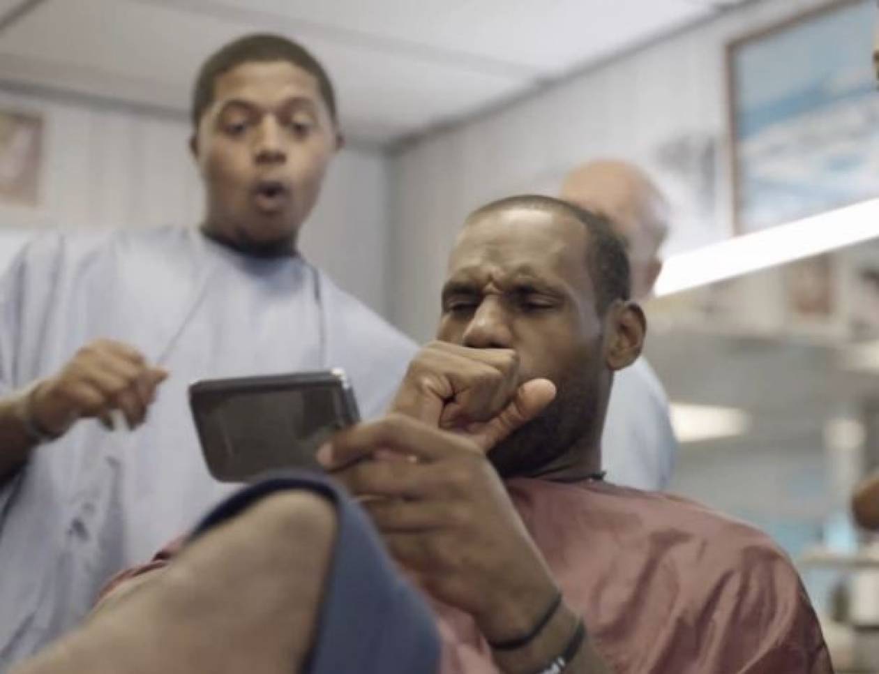 Βίντεο: Όταν LeBron James συνάντησε το Galaxy Note 2