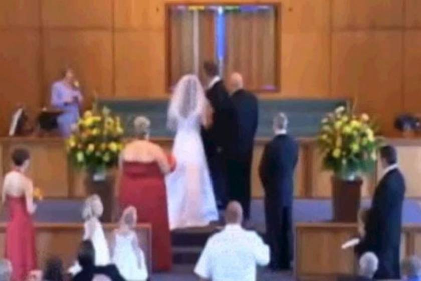 Βίντεο: Πώς ένας επιδειξίας μπορεί να χαλάσει ένα γάμο
