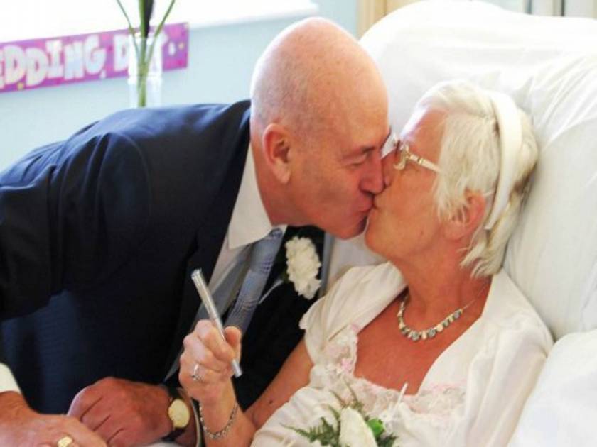 Συγκινητικό: Καρκινοπαθής παντρεύτηκε στα 64 τον έρωτα της ζωής της