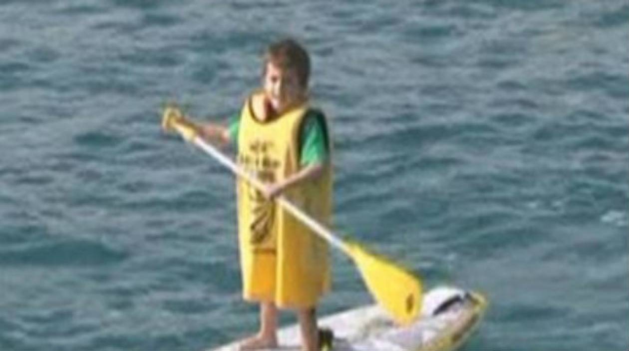 Βίντεο: Ενας 8χρονος διέσχισε τον Ισθμό με ένα κουπί