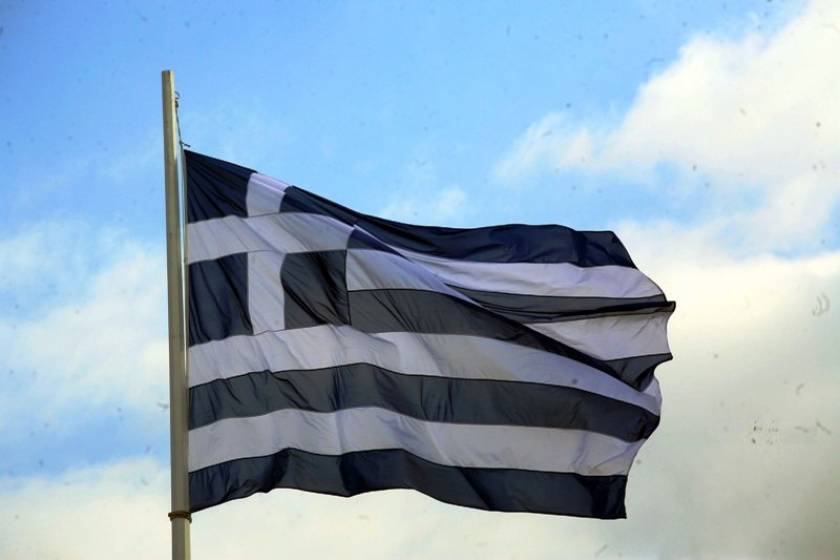 Βανδάλισαν την ελληνική σημαία έξω από το σπίτι αρχιμανδρίτη