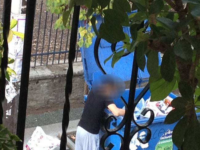 Εικόνες - ΣΟΚ: Νεαρός ψάχνει για φαγητό στα σκουπίδια στο Αγρίνιο