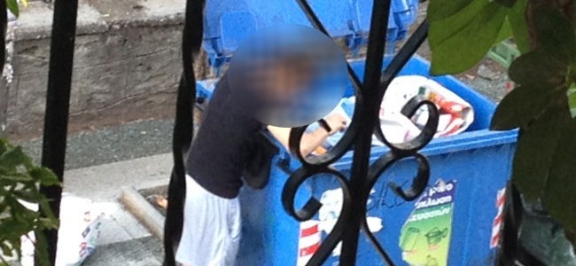 Εικόνες - ΣΟΚ: Νεαρός ψάχνει για φαγητό στα σκουπίδια στο Αγρίνιο