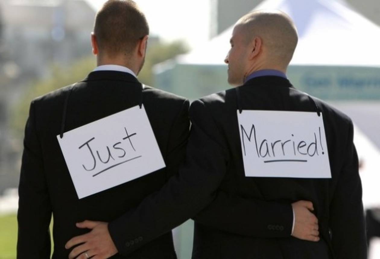 Νόμιμος ο γάμος των ομοφυλόφιλων ζευγαριών στην Ισπανία