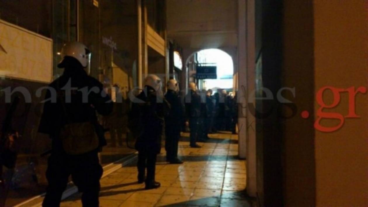 Πάτρα: Αντεξουσιαστές έσπασαν την πόρτα της Α' ΔΟΥ